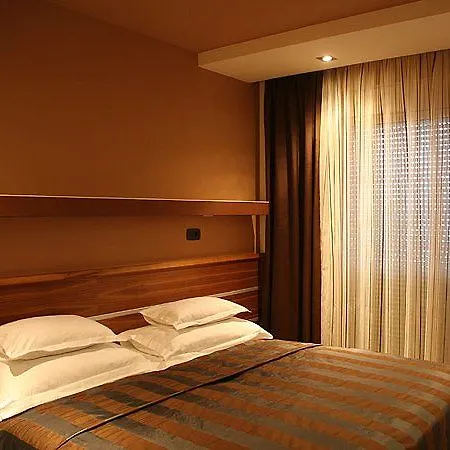 호텔 Plaza 4*