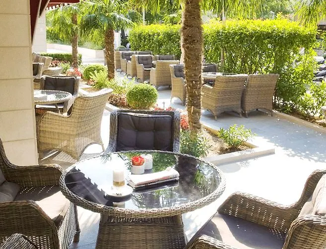 Plaza 4* أوميس